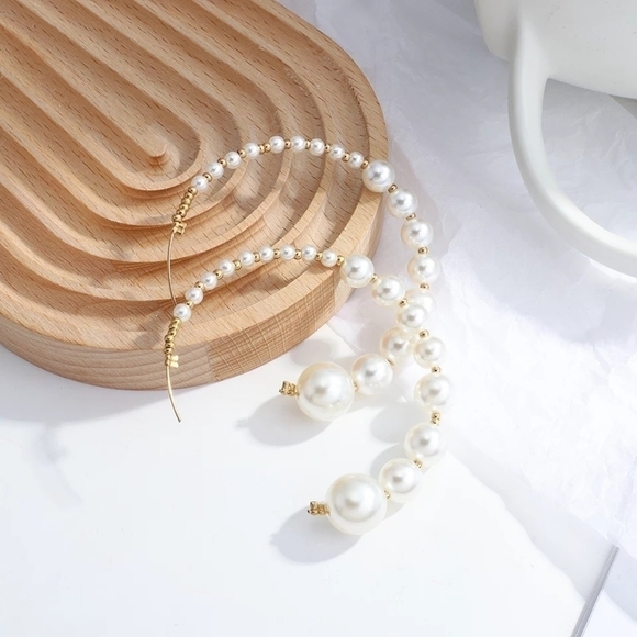 🍒 Pearl Studded Hoops - Picture 6 of 12